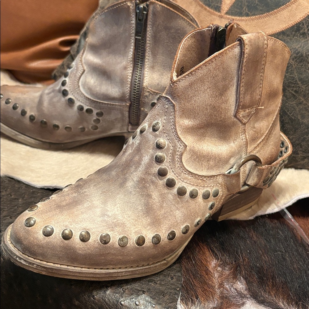 CIRCLE G WOMEN'S HARNESS & STUDS BOOTIES - ROUND TOE - Picture 7 of 14